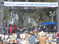 Macy Gray and an enthusiastic audience